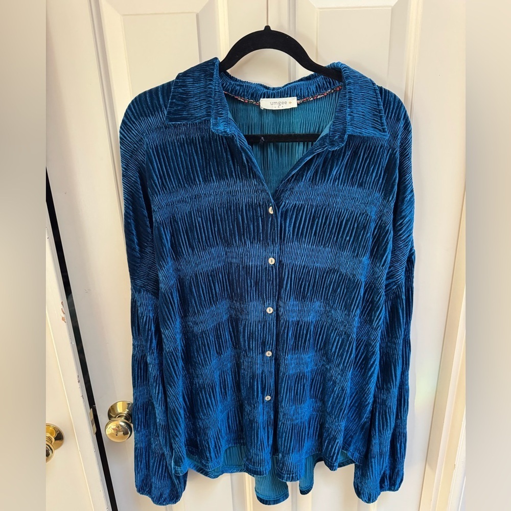 Umgee TexturedVelvet Button Front Tunic - Picture 2 of 4